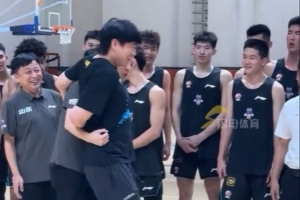 开云APP下载-辽宁山东进行教学赛 两队合影环节杨鸣邱彪互相谦让&amp;极限拉扯