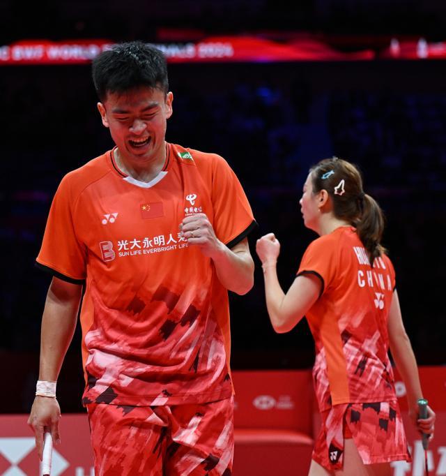 1734271991881041104.jpg (体育)(7)羽毛球——世巡赛总决赛:郑思维_黄雅琼夺得混双冠军XxjpseC007270_20241215_PEPFN0A001.jpg