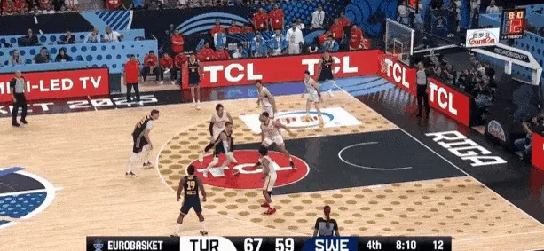 开云会员服务-还以颜色！拉尔松扛着对手强硬上篮再命中，个人末节连得4分