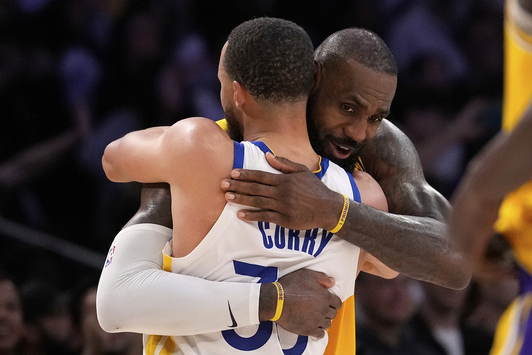 开云APP下载-老将底薪？送走巴特勒？库里格林或将招募老詹但勇士该如何操作？