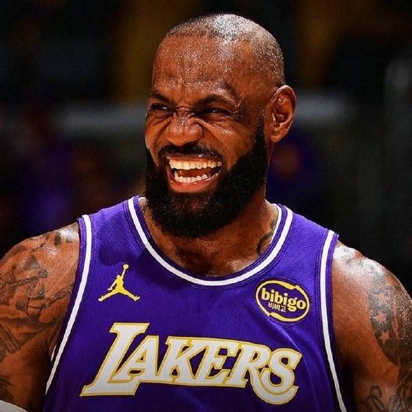 开云体育APP-虎头蛇尾，詹姆斯19中9得24分5板3助，上半场20分下半场仅4分